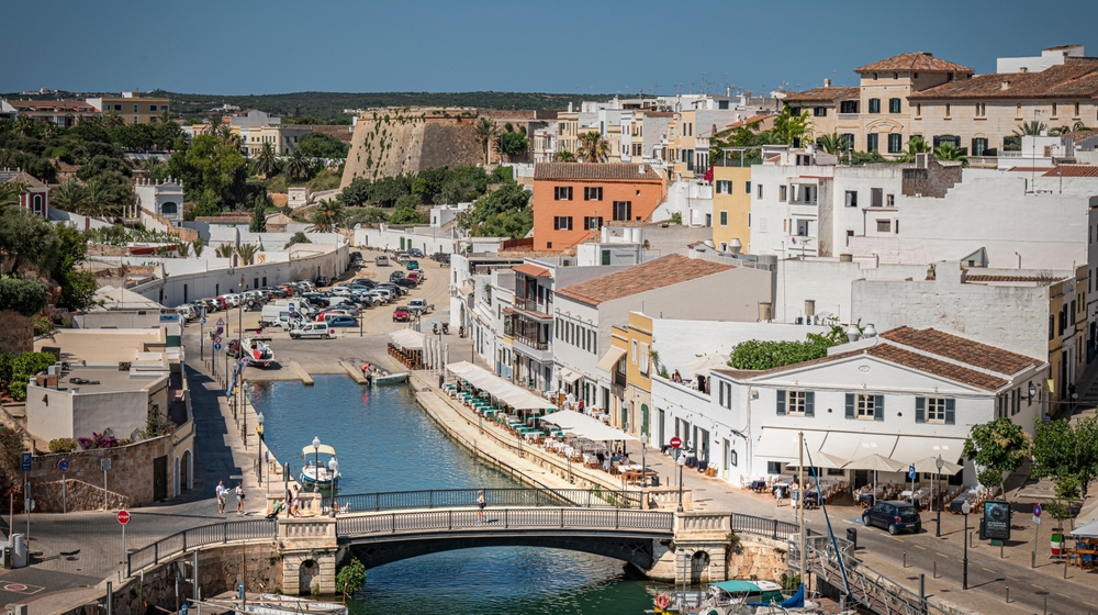 Färgglada hus vid hamnen i Ciutadella på Menorca