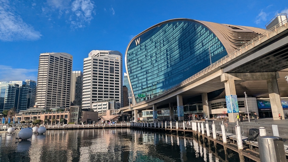 Darling Harbour och Sydneys stadssiluett