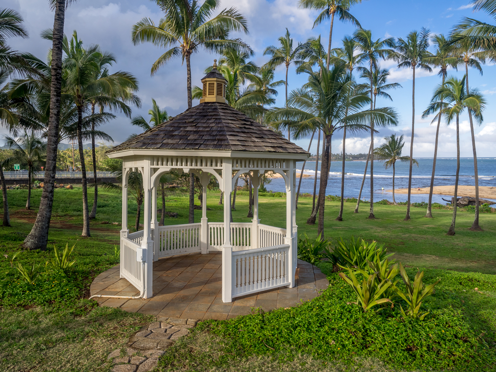 Den gamla bryggan vid kuststigen i Kapa'a på Kauai