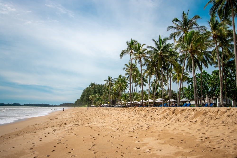 Den lugna stranden Khuk Khak Beach i Khao Lak