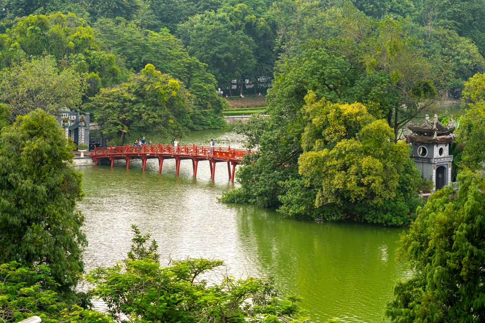Den röda bron The Huc över Hoan Kiem-sjön i Hanoi