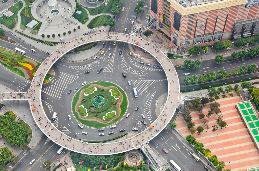Den runda gångbron mellan tornen i Lujiazui i Shanghai sedd ovanifrån
