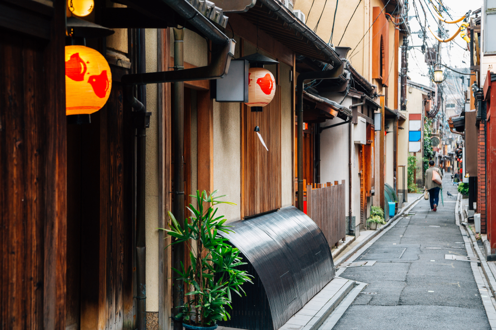 Den smala restauranggränden Pontocho vid Kawaramachi i Kyoto