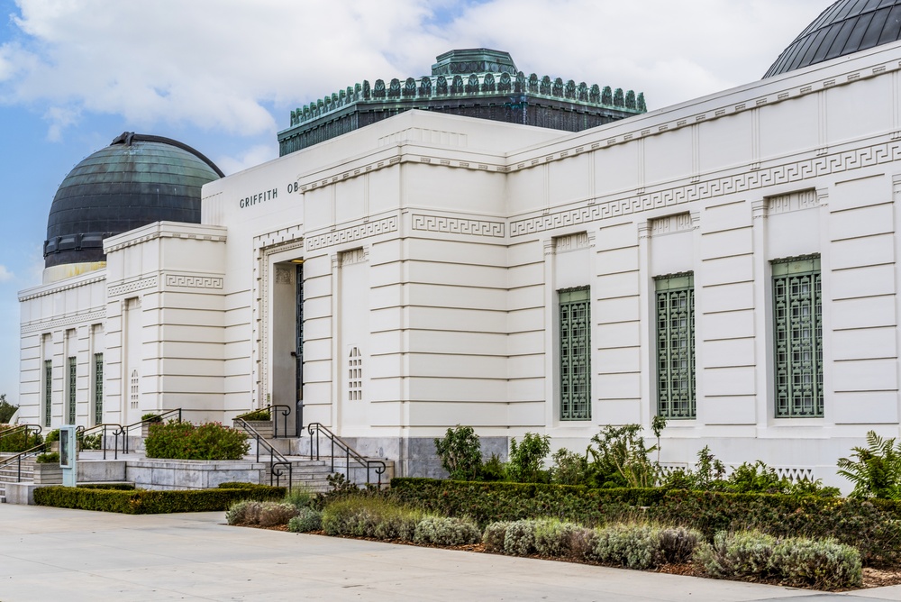 Den vita art déco-fasaden på Griffith Observatory i Los Angeles