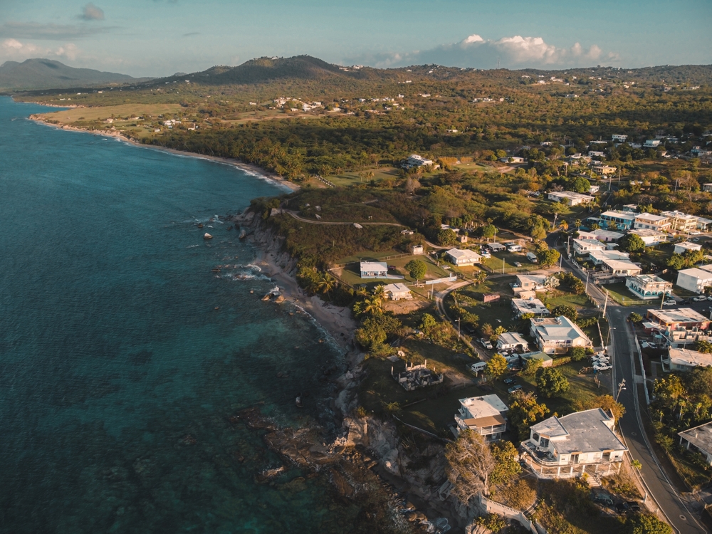 Esperanza på Vieques sett från luften med det blå havet