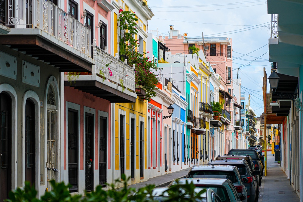 Färgglada koloniala hus i Old San Juan på Puerto Rico
