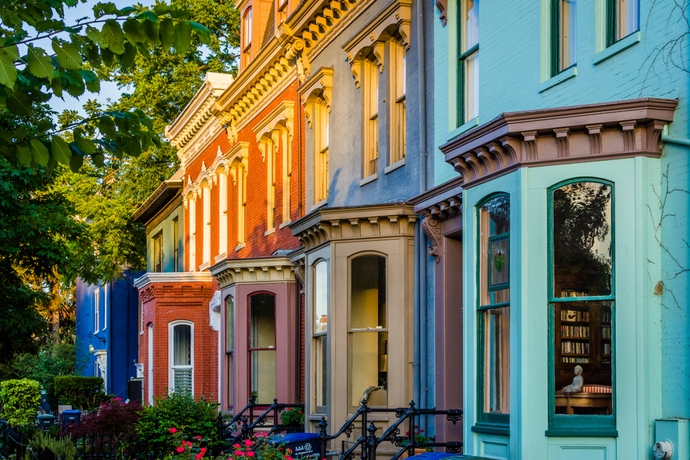 Färgglada radhus på Independence Avenue på Capitol Hill