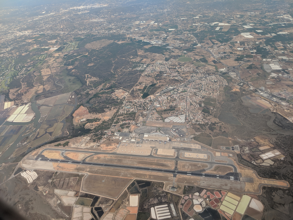 Faros flygplats i Algarve sedd från ett flygplan