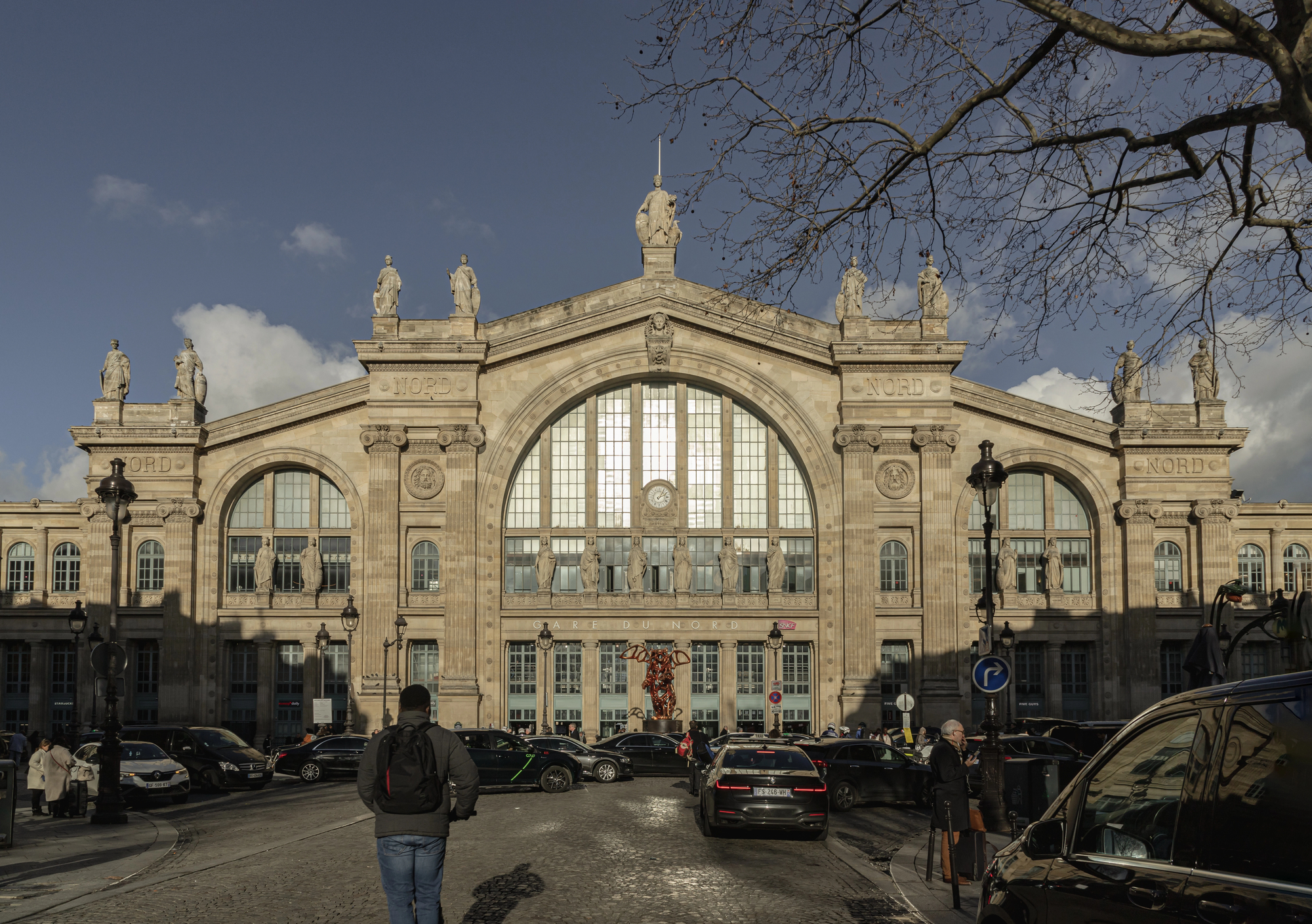 Fasaden på Gare du Nord i Paris