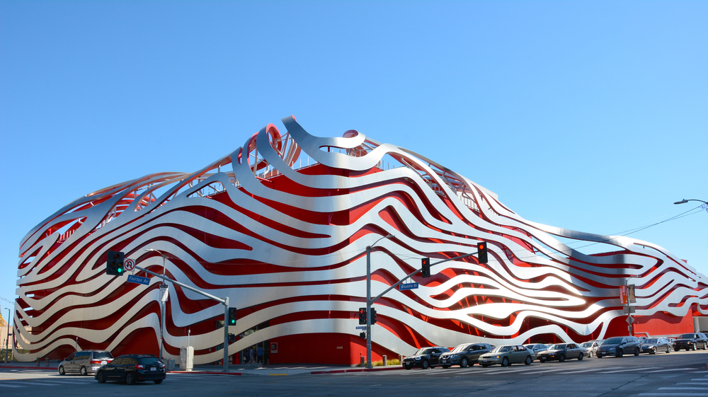 Fasaden på Petersen Automotive Museum på Wilshire Boulevard