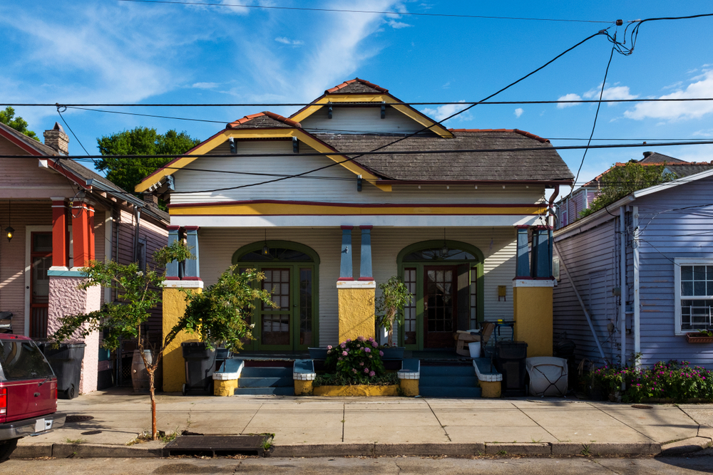 Fasaden på ett färgstarkt traditionellt hus i Marigny i New Orleans
