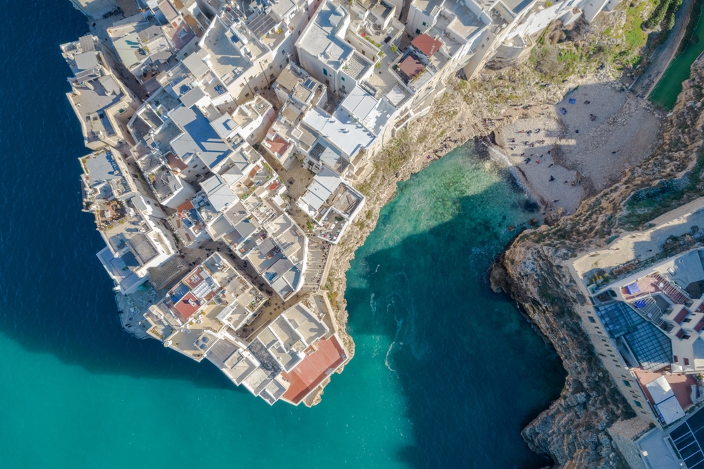 Flygfoto av Polignano a Mare i Apulien