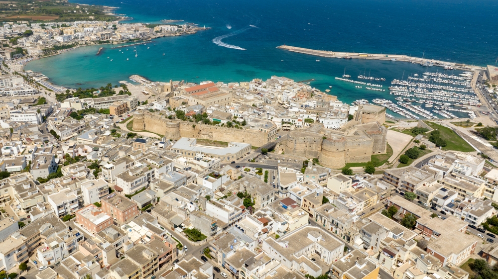 Flygfoto av borgen, katedralen och hamnen i Otranto
