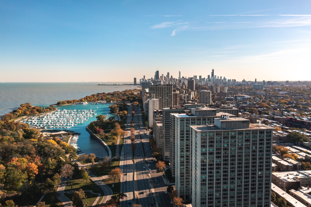 Flygfoto över Lakeview och Belmont Harbor med Chicagos skyline i bakgrunden
