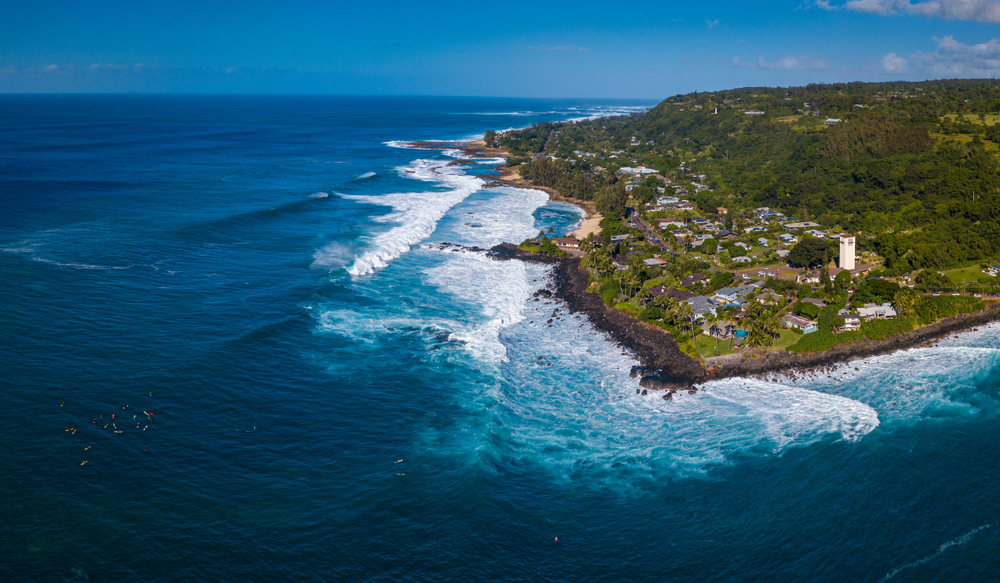 Flygfoto över North Shore på Oahu med surfare vid Waimea Bay