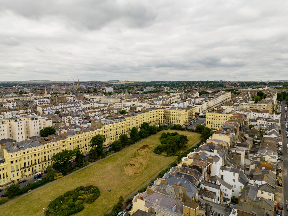 Flygfoto över Regency Square och stranden i Brighton