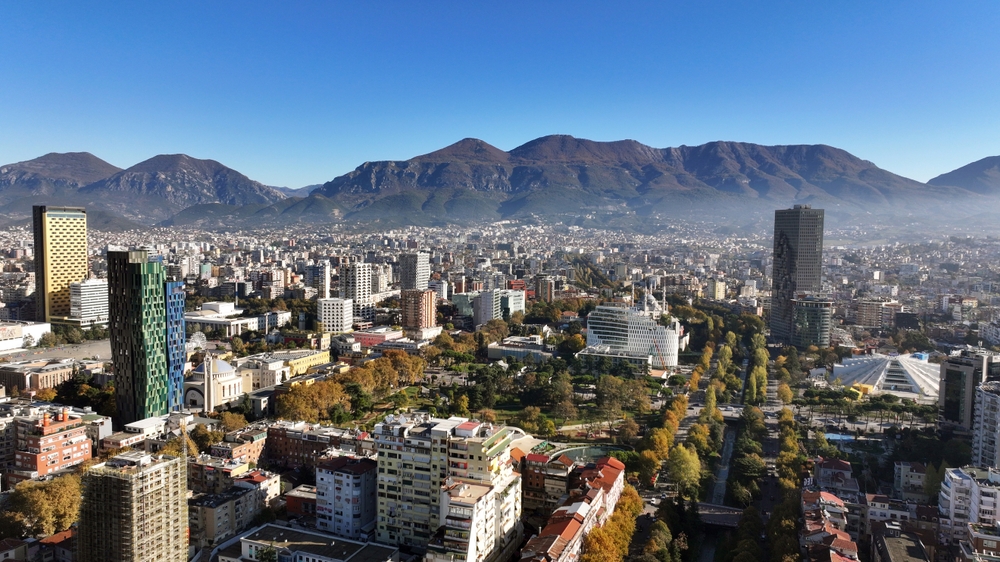 Flygfoto över Skanderbegtorget i centrala Tirana