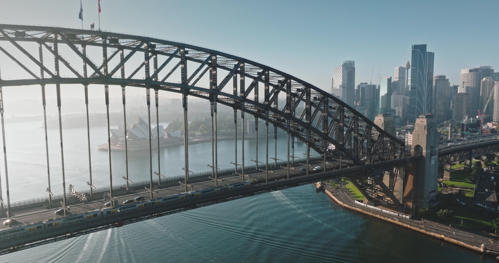 Flygfoto över Sydney Harbour Bridge och operahuset i Sydney