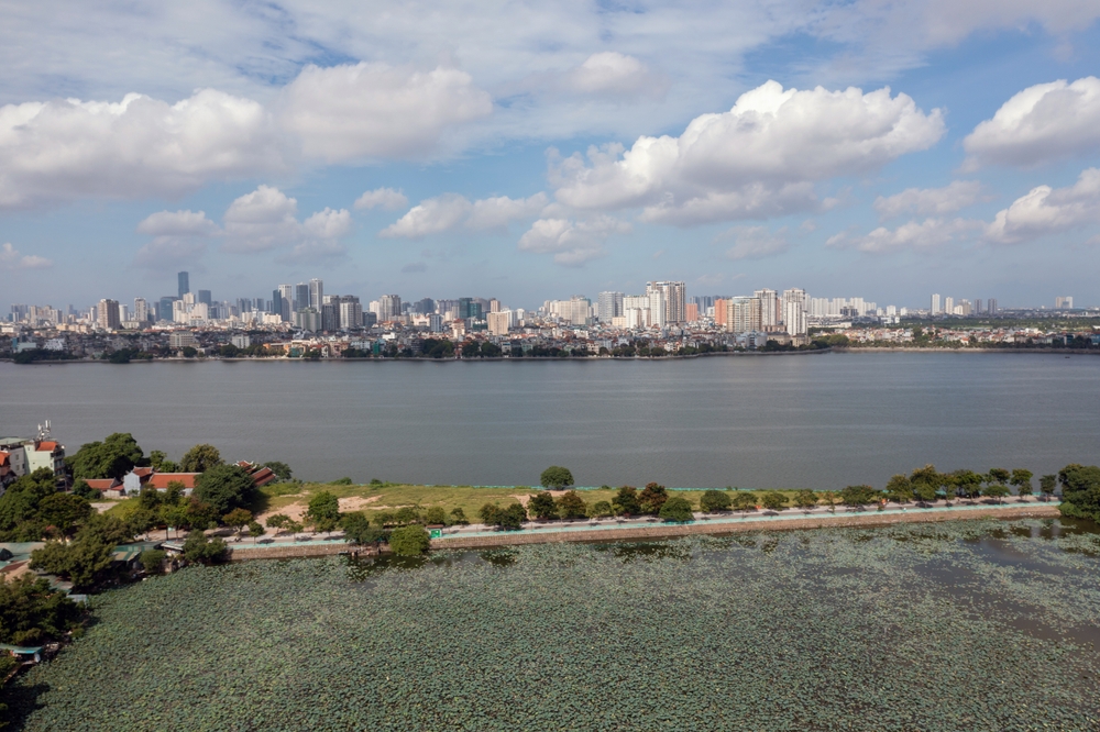 Flygfoto över Västra sjön och stadsdelen Tay Ho i Hanoi