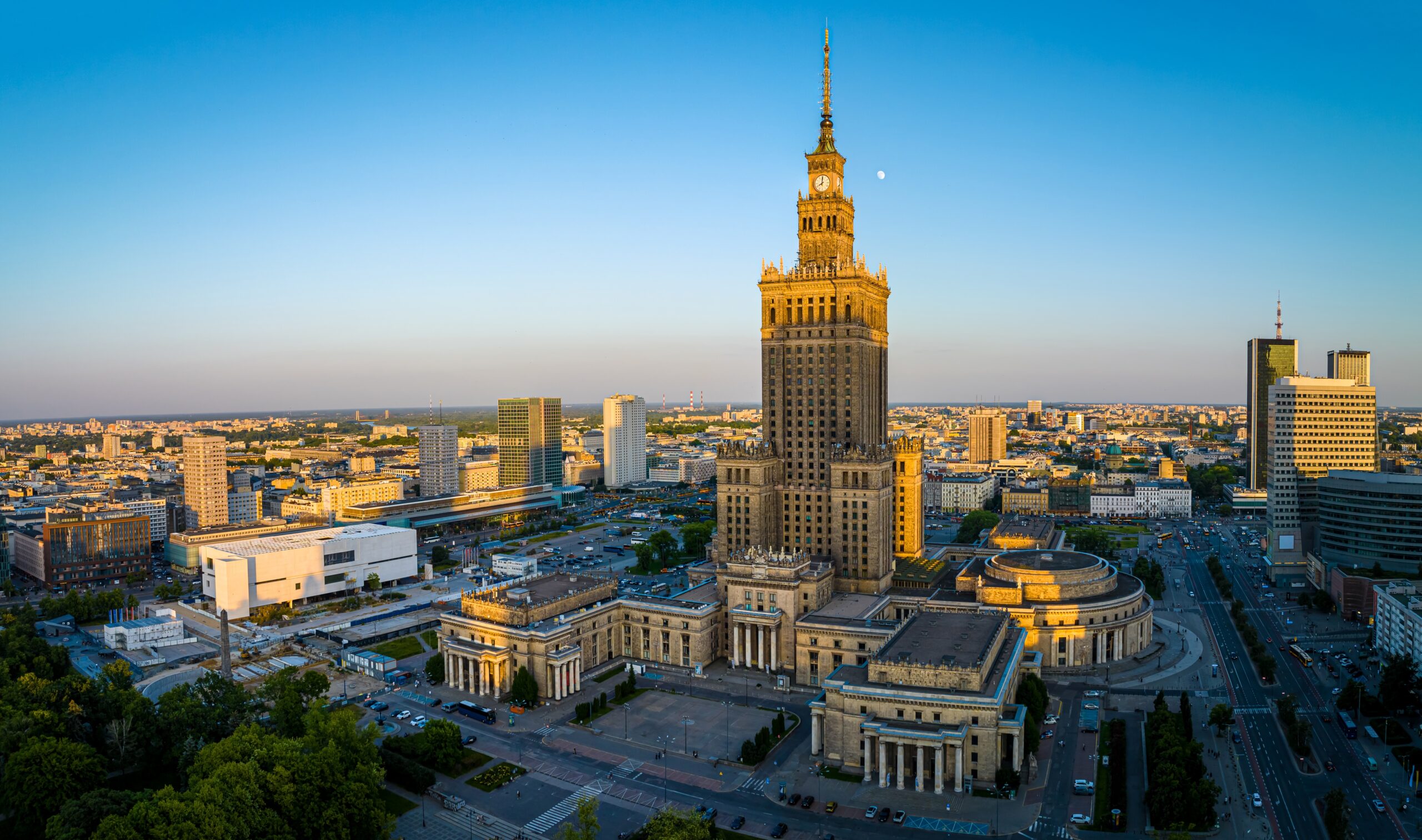 Flygfoto över centrum i Warszawa med Kulturpalatset