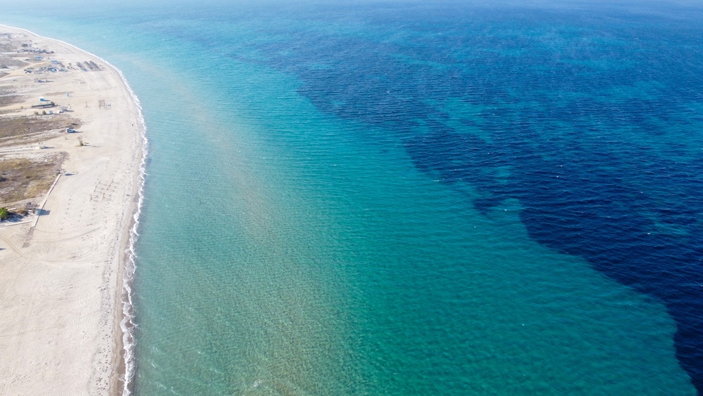 Flygfoto över den långa sandstranden i Tigaki på Kos