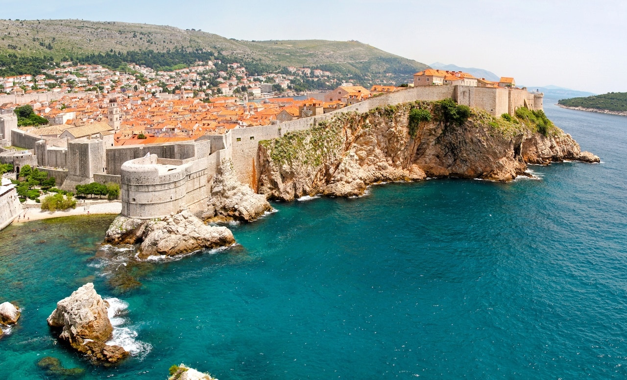 Flygfoto över stadsmuren runt Gamla stan i Dubrovnik