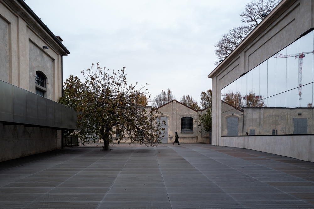 Fondazione Prada i Milano med tornets spegelbild i vattnet