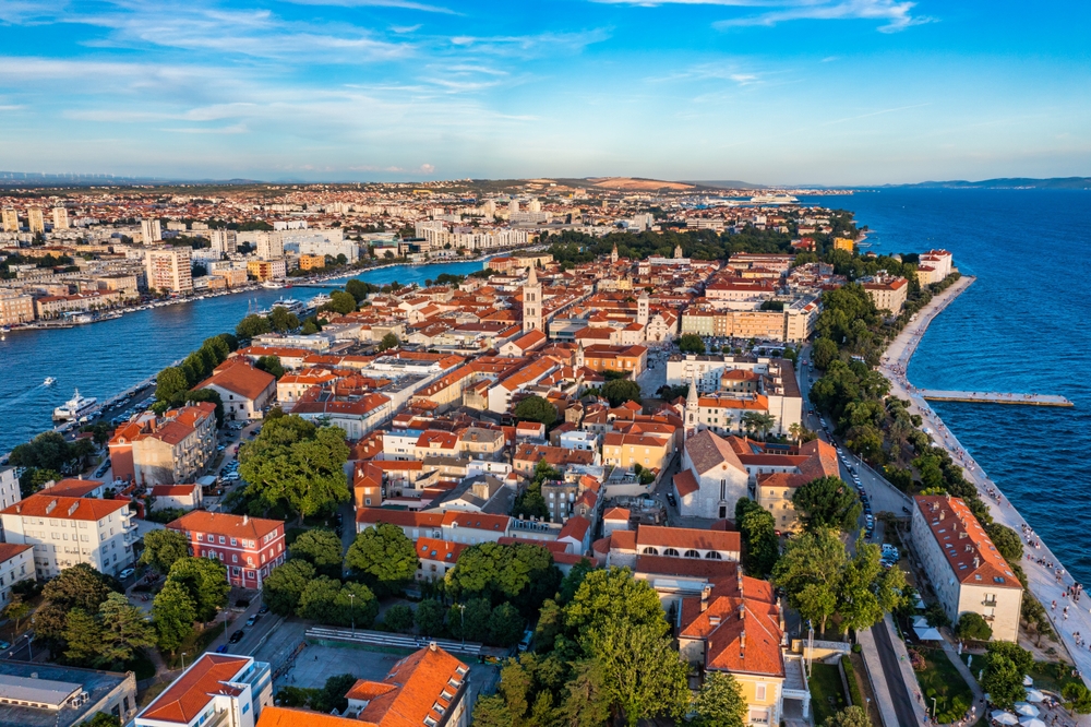 Gamla stan i Zadar på halvön sedd från luften