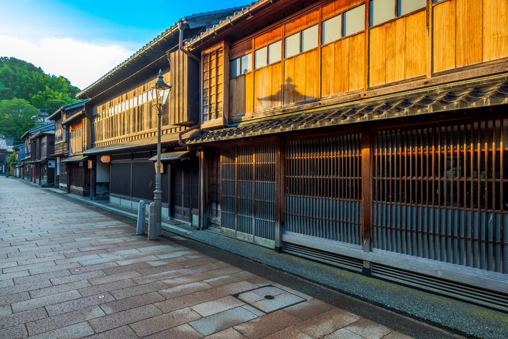 Gata med tehus i kvarteret Higashi Chaya i Kanazawa