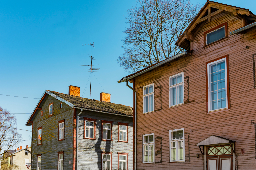 Gata med traditionella färgglada hus i Kalamaja i Tallinn