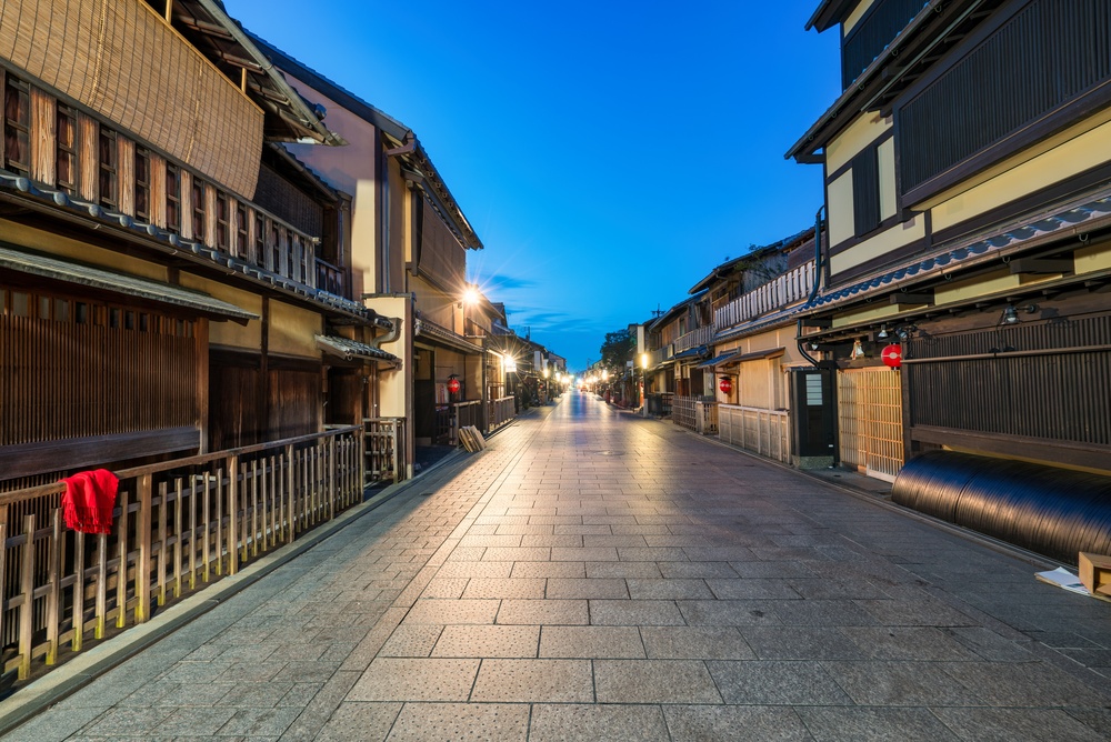 Gatan Hanamikoji i Gion i Kyoto i gryningen