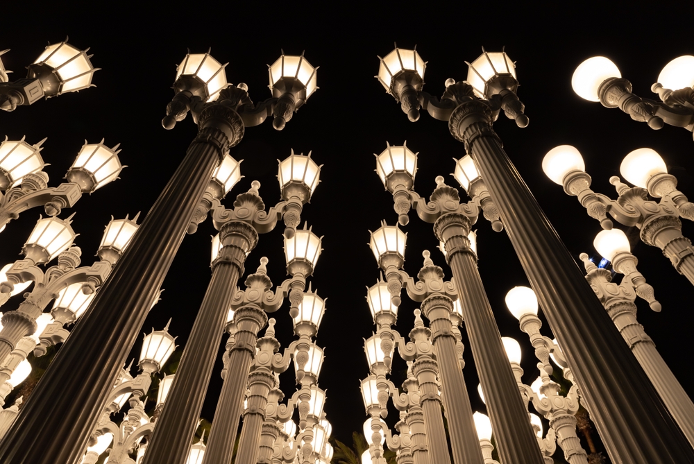 Gatlyktorna i Urban Light vid LACMA på kvällen