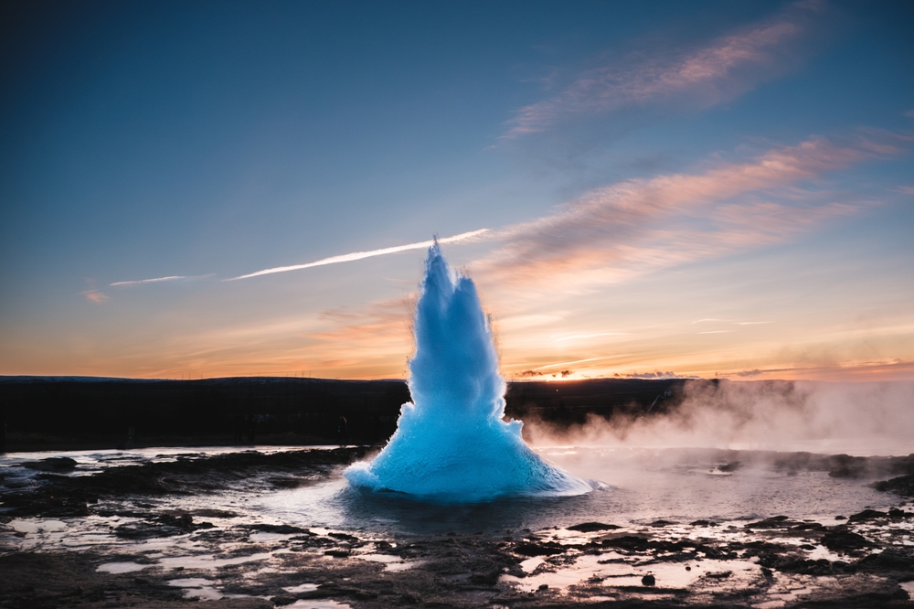 Gejsern Strokkur får utbrott vid Geysir längs Gyllene cirkeln
