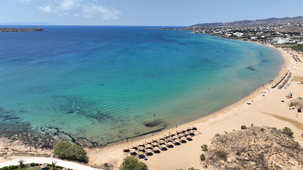Flygvy över sandstranden Chrissi Akti, även kallad Golden Beach, på Paros