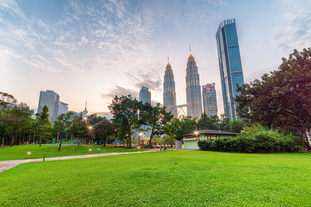 Gräsmattan i KLCC Park med Petronas Twin Towers i bakgrunden