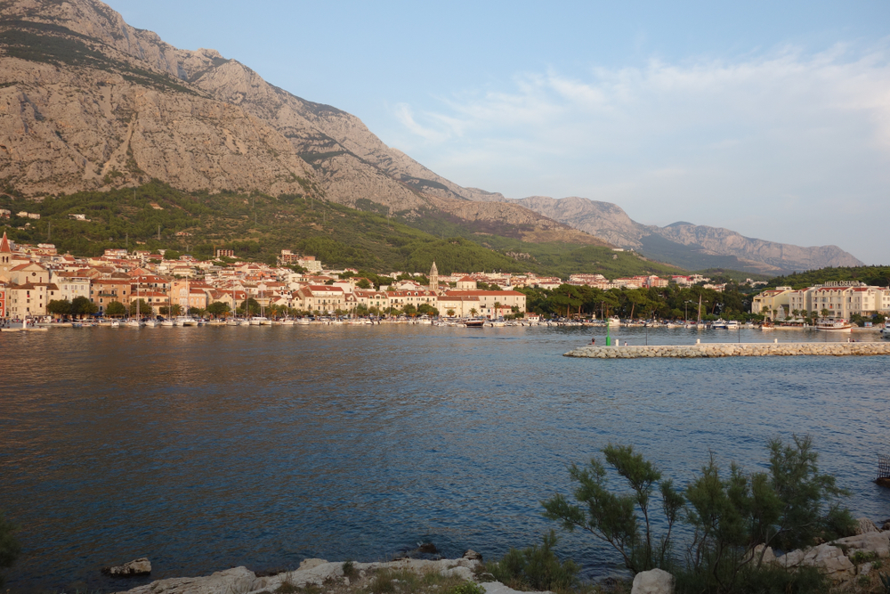 Hamnen i Makarska med bergsmassivet Biokovo i bakgrunden