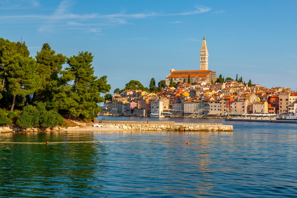 Hamnen och Gamla stan i Rovinj med kyrkan Sankta Eufemia på toppen