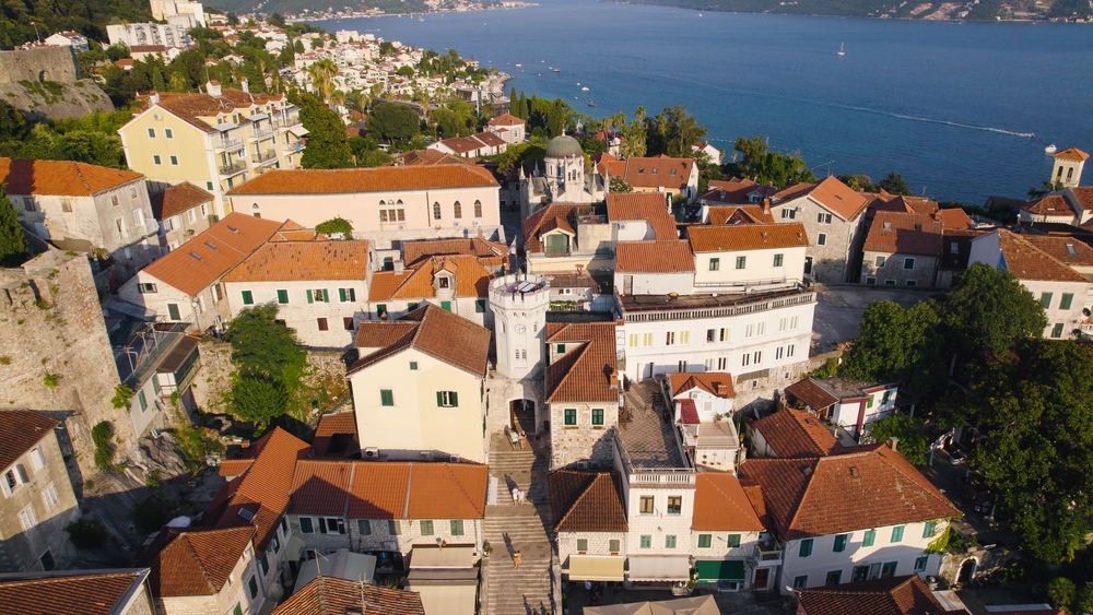 Klocktornet och hustaken i Herceg Novis Old Town