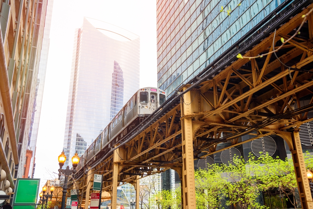 Högbanan kör genom The Loop i Chicago en vårdag