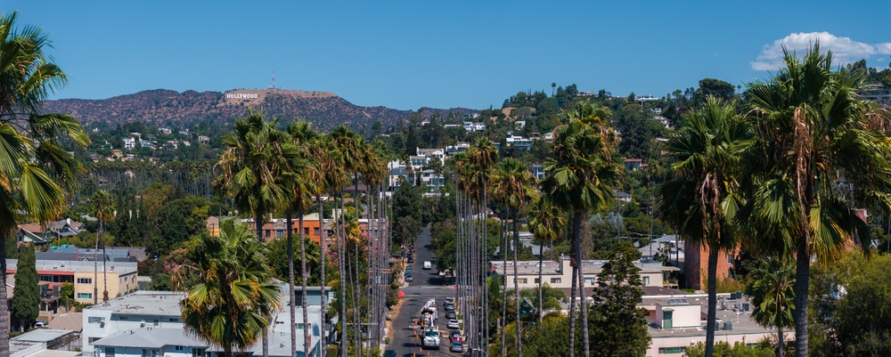 Hollywood sett från luften med Hollywoodskylten på bergssidan