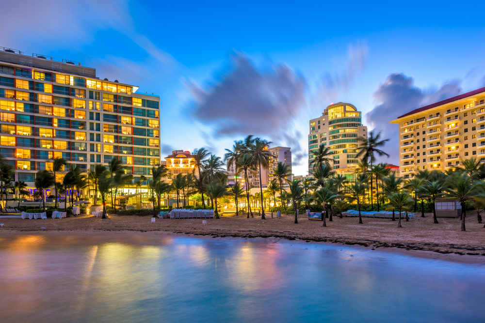 Hotell och höghus längs Condado Beach i San Juan