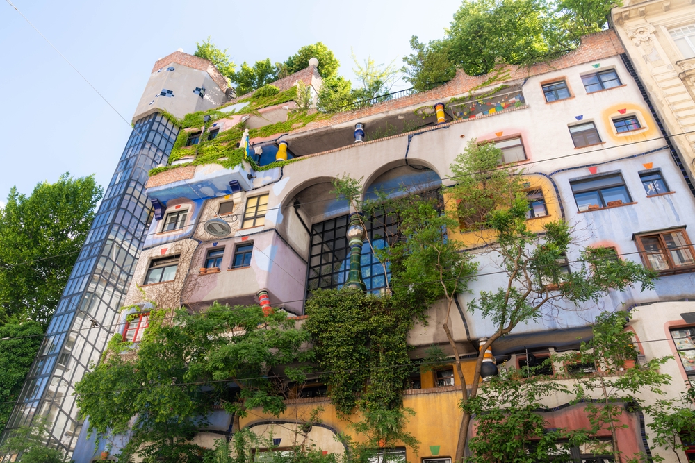 Hundertwasserhaus färgglada fasad i Wien