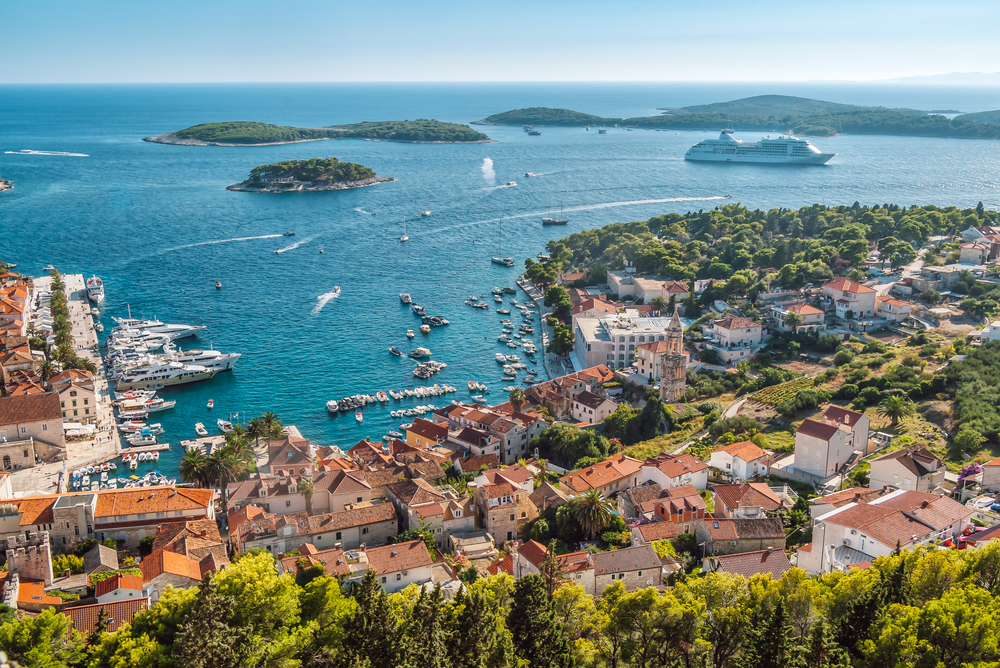 Hvar stad och Pakleniöarna sedda från fästningen ovanför staden