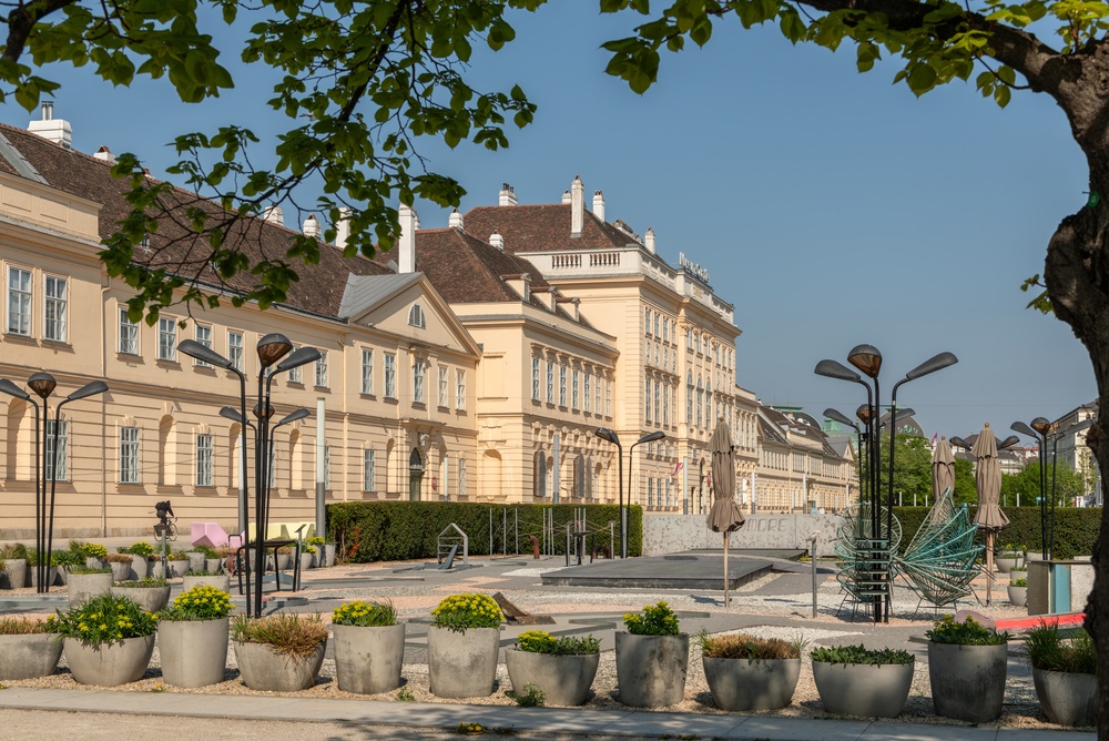 Innergård med sittplatser i MuseumsQuartier i Wien
