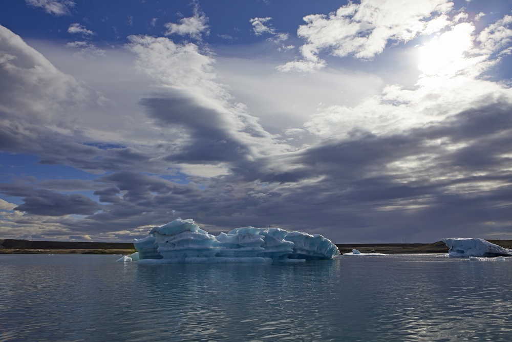Isberg i glaciärlagunen Jökulsárlón vid foten av Vatnajökull
