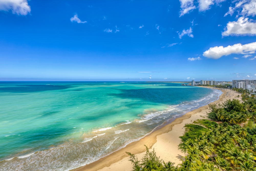 Isla Verde Beach i Carolina vid San Juan sedd från luften