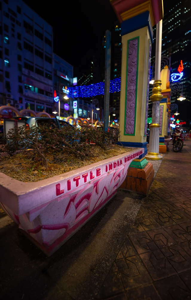 Jalan Tun Sambanthan i Little India i Brickfields i Kuala Lumpur på kvällen