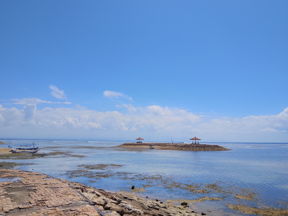 Traditionella jukungbåtar på stranden i Sanur på Bali