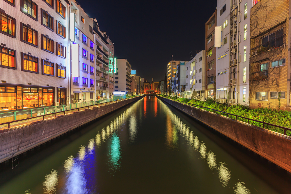 Kanalen Dotonbori i Namba i Osaka på kvällen