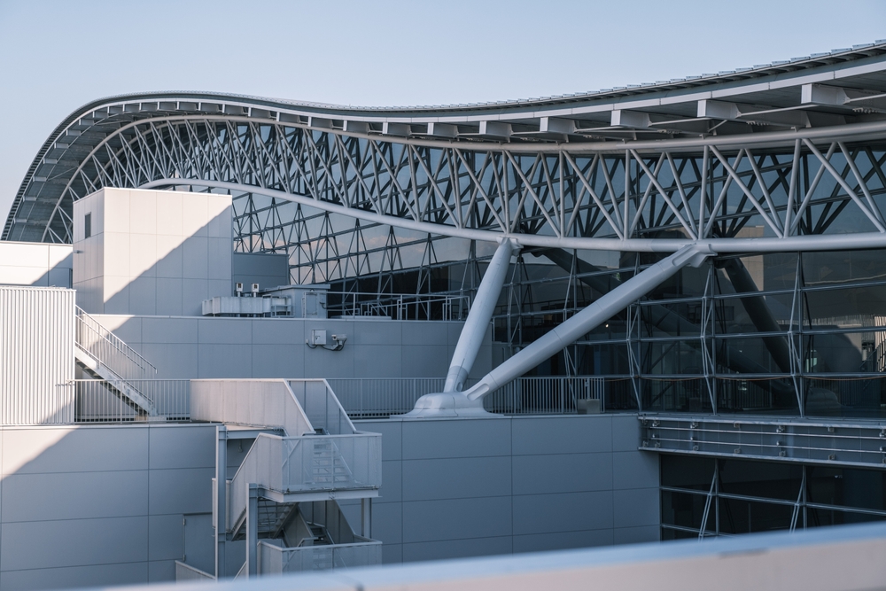 Terminalbyggnaden på Kansai International Airport sedd utifrån